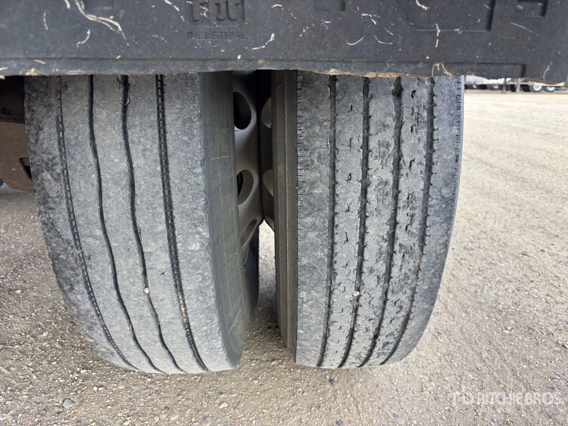 2013 Tremcar 32000 L Super B-Train Lead