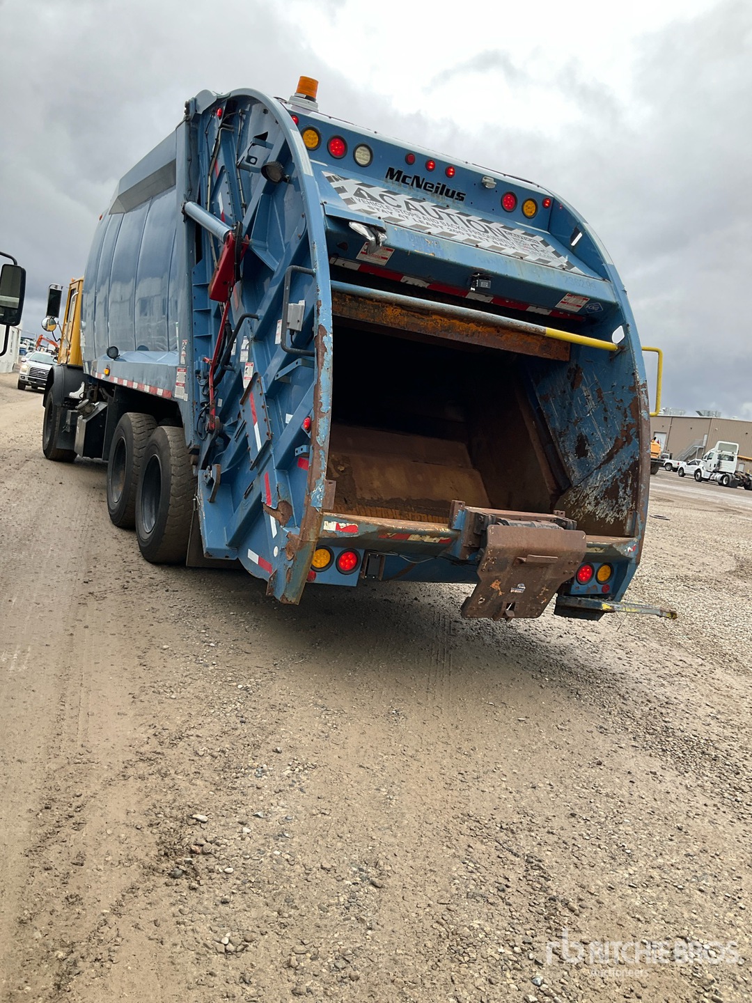 2016 Mack MRU613