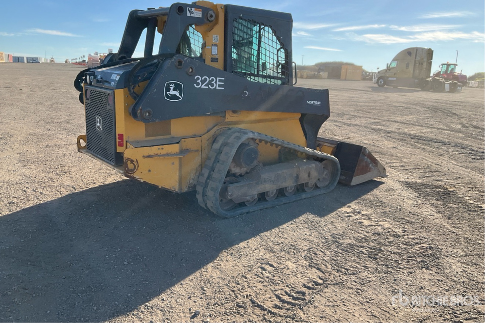 2016 John Deere 323E