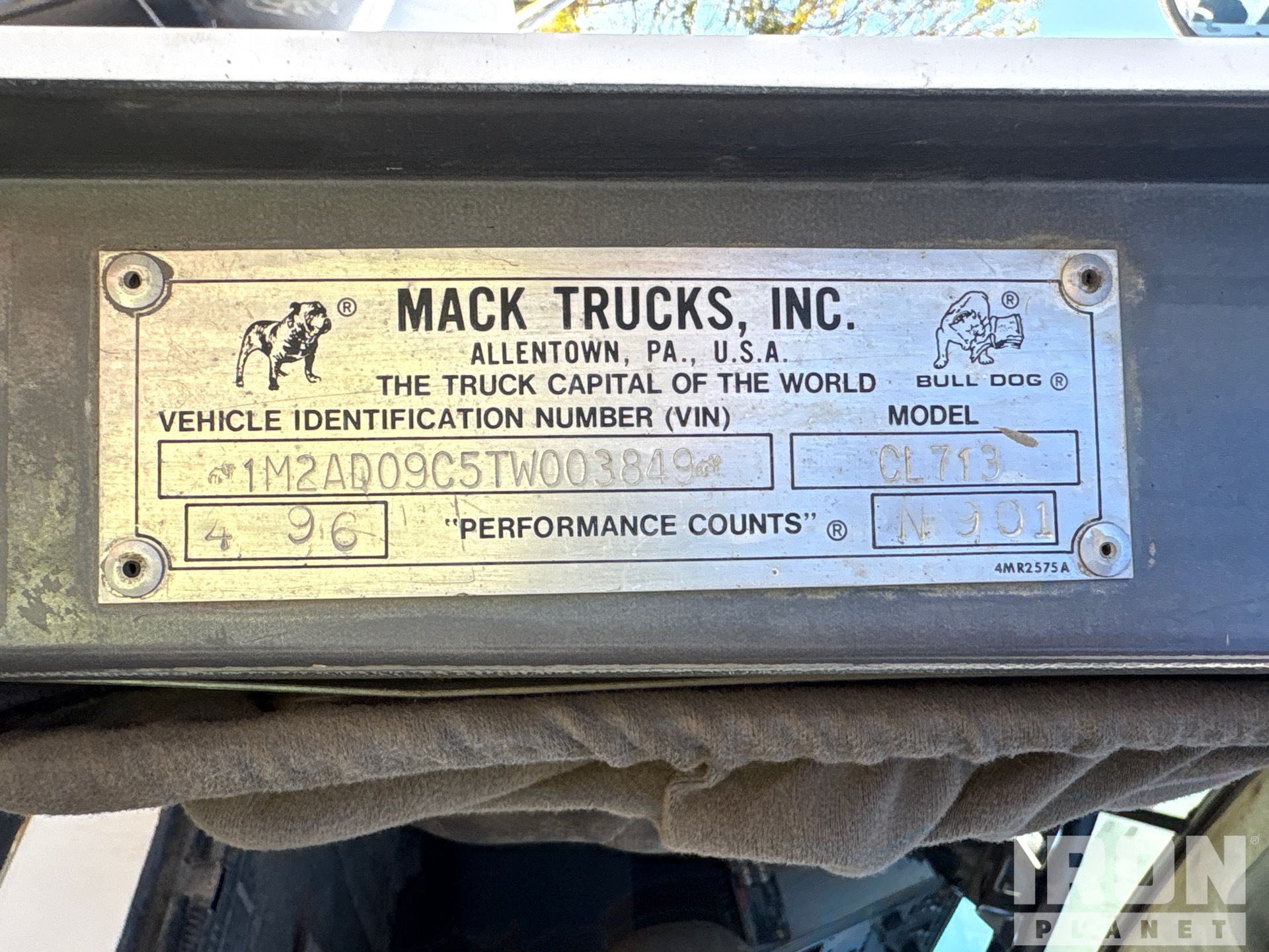 1996 Mack 700