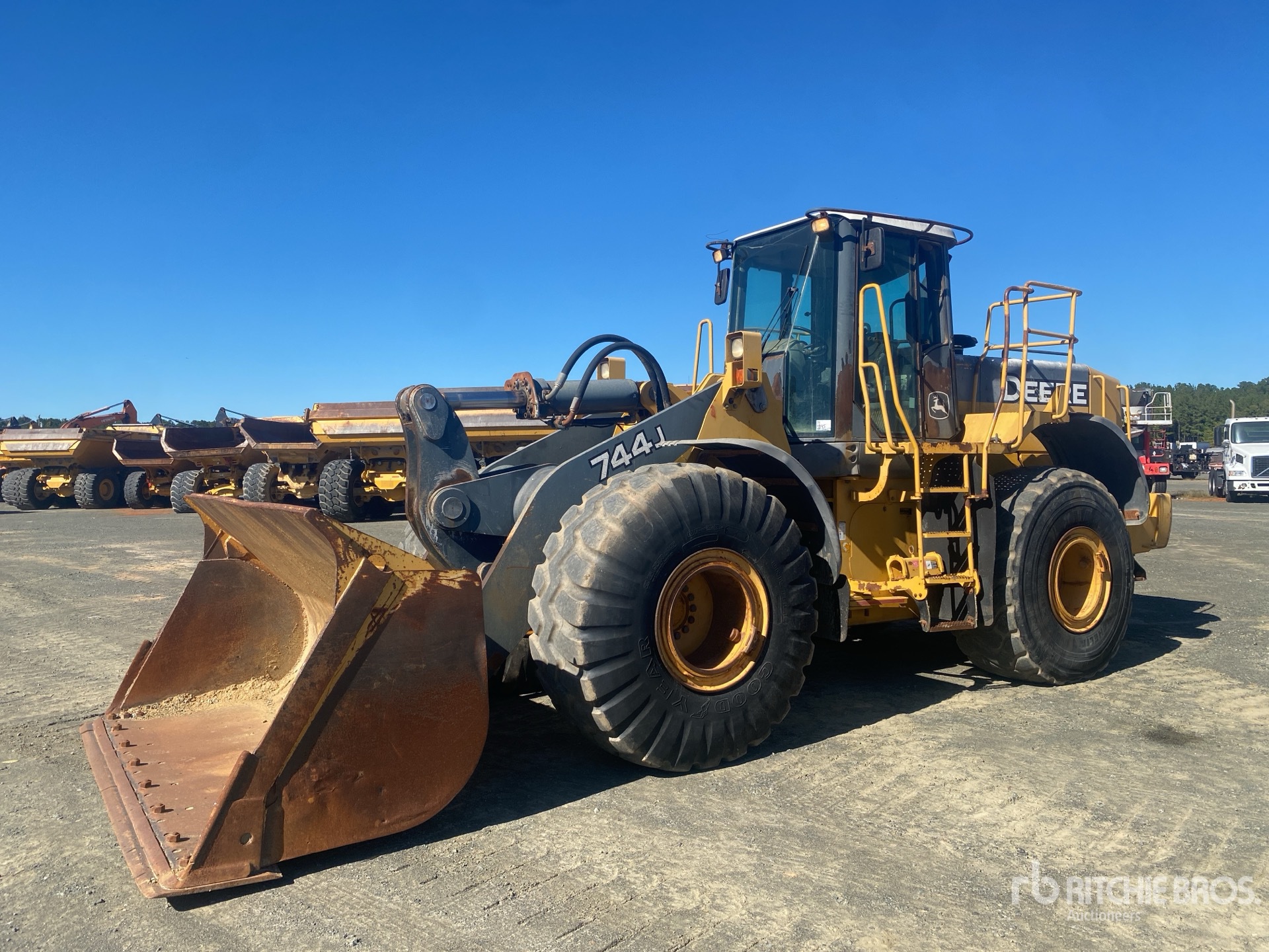Photo of 2004 John Deere 744J