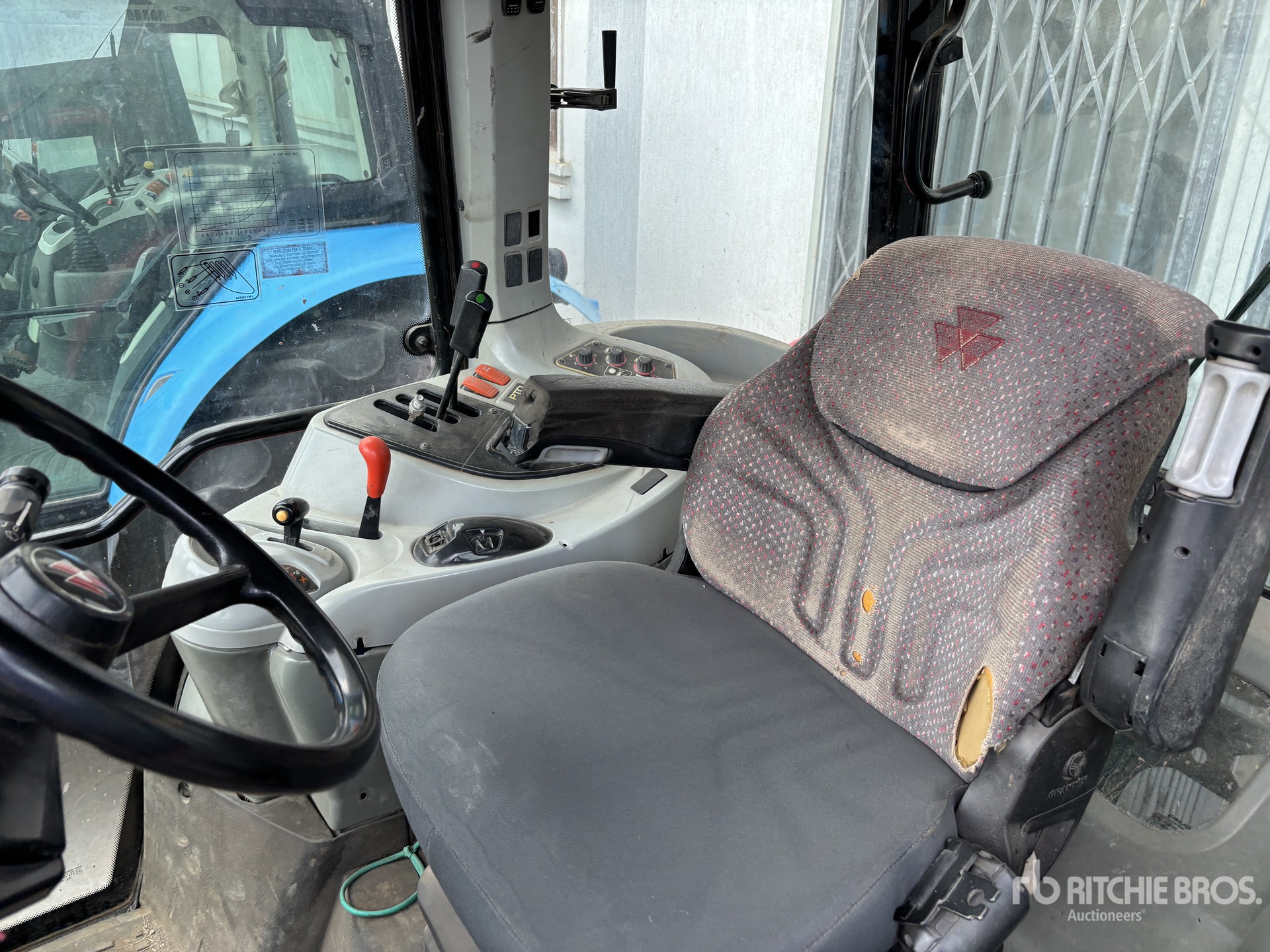 2010 Massey Ferguson 5445 DYNA-4