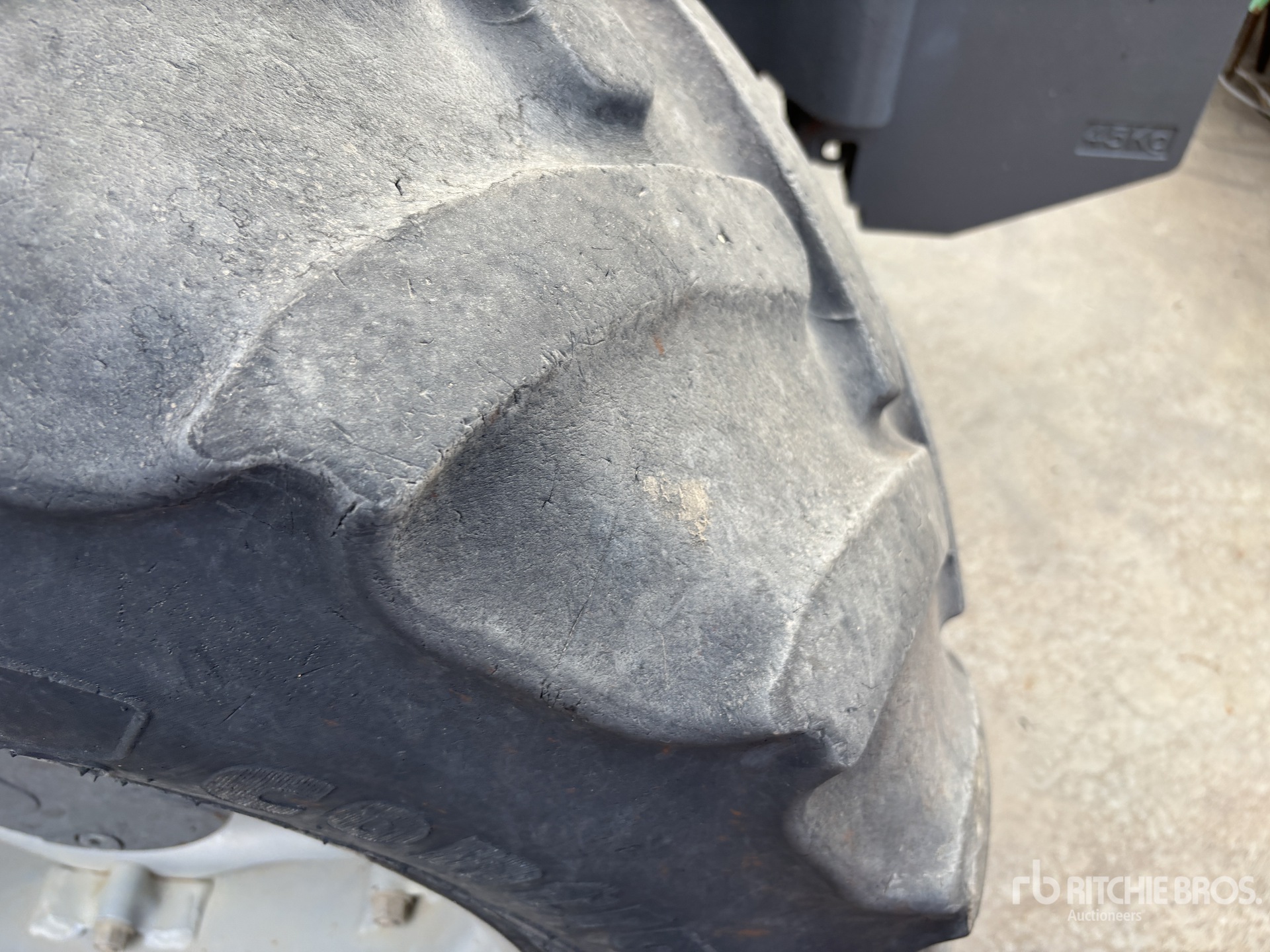 2015 Massey Ferguson 5608 DYNA-4