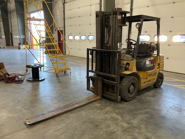 1999 Cat GP25LP 4400 lb Pneumatic Tire Forklift