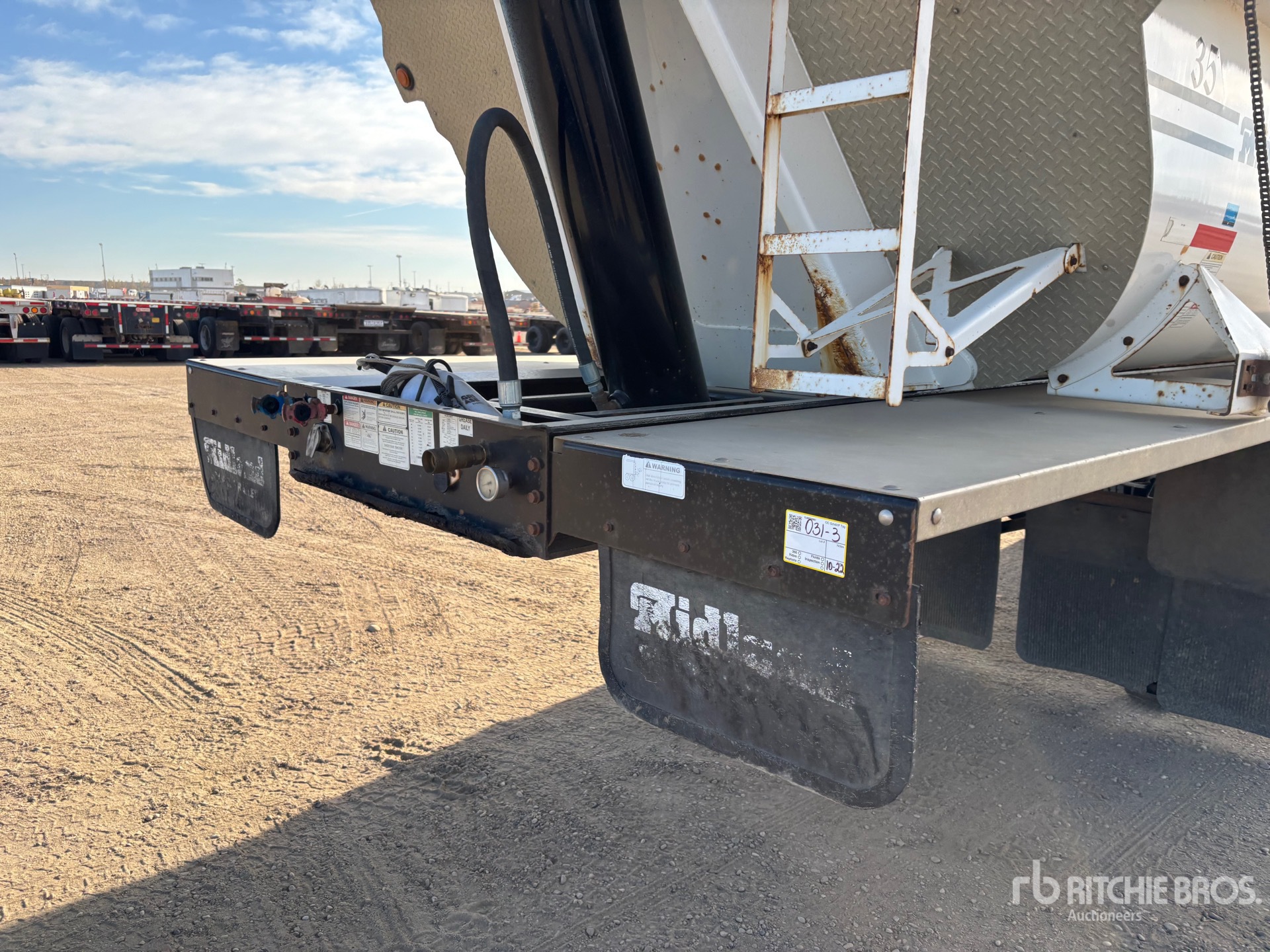 2015 Midland 35 FT TRI/A