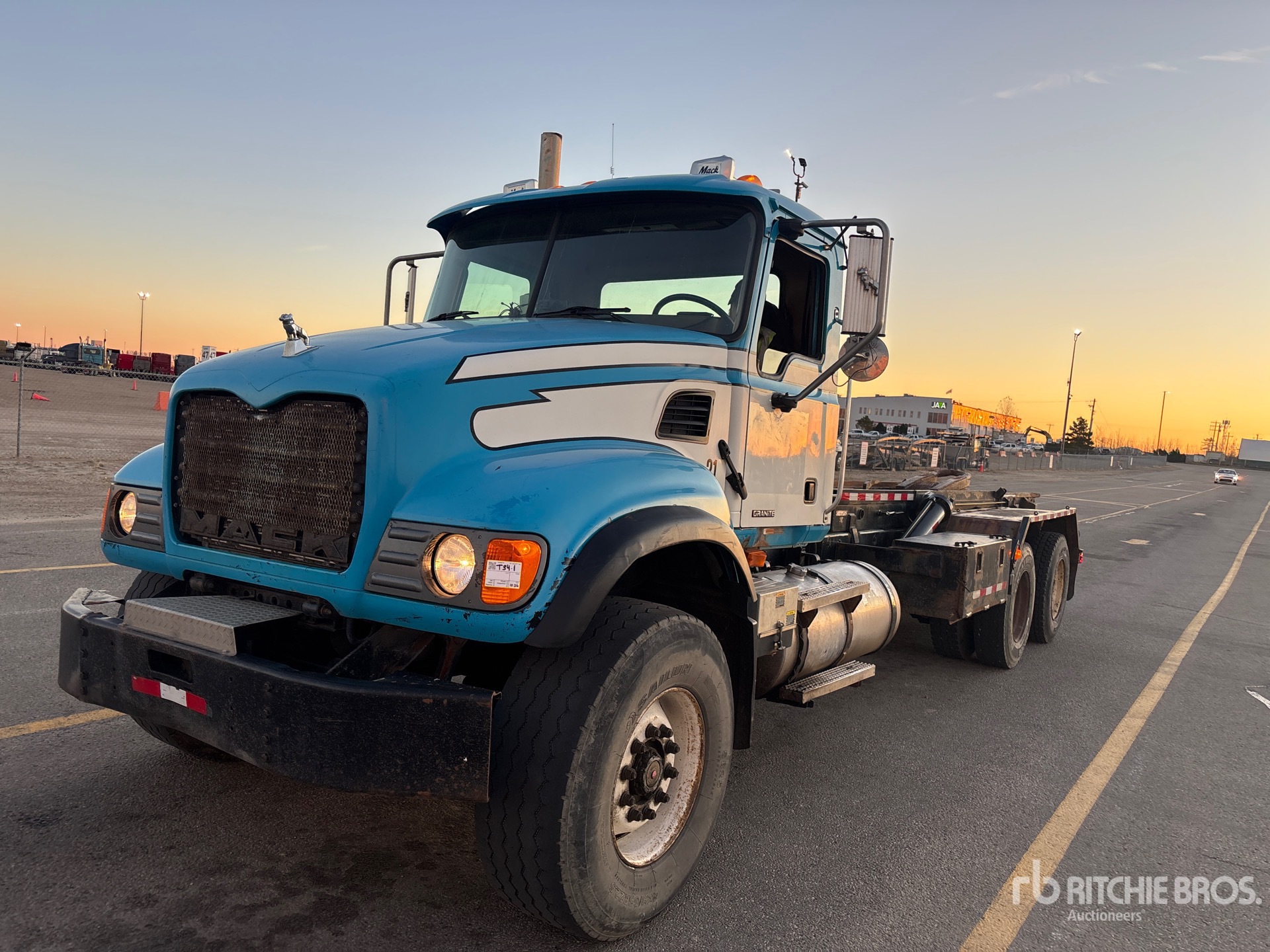2003 Mack CV713