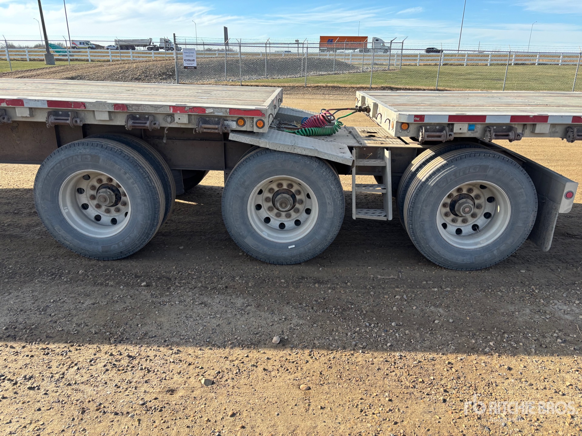 2011 Wilson 32 FT SUPER B-TRAIN LEAD