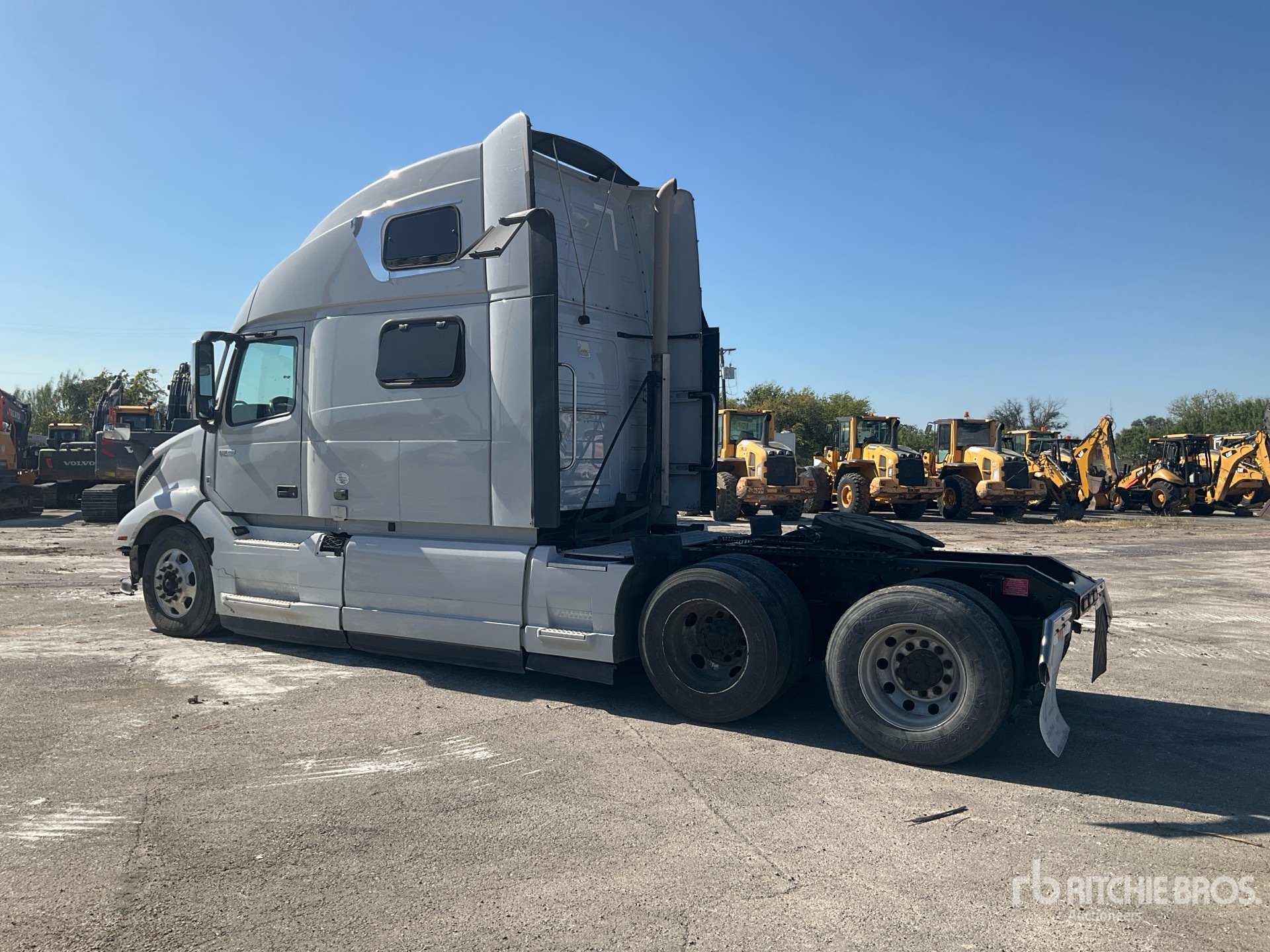 2022 Volvo VNL64T