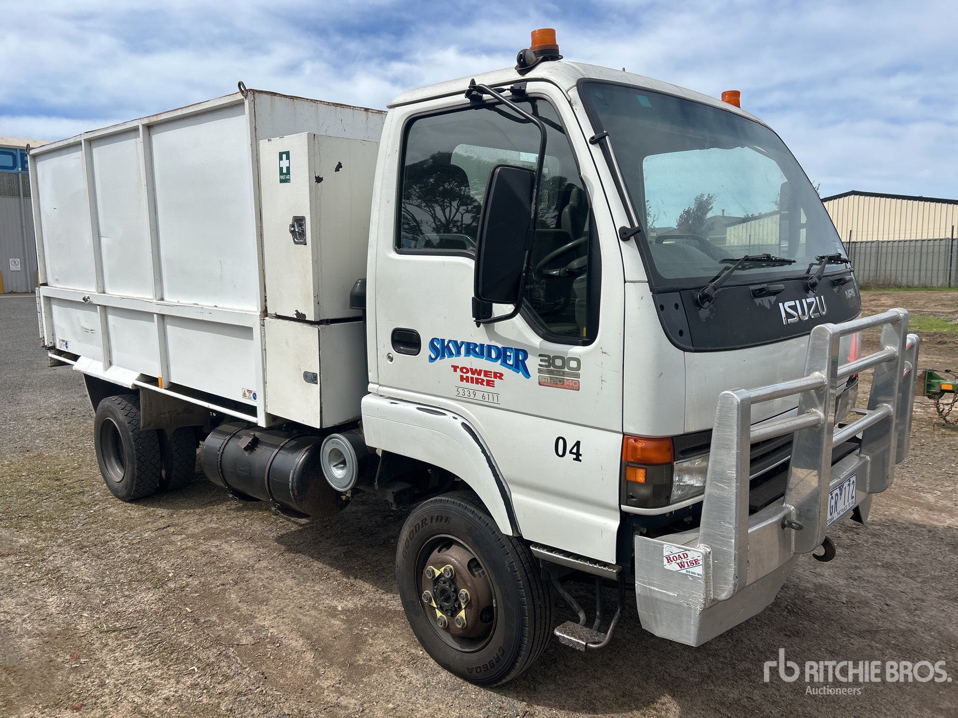 Photo of 2004 Isuzu NPS 300