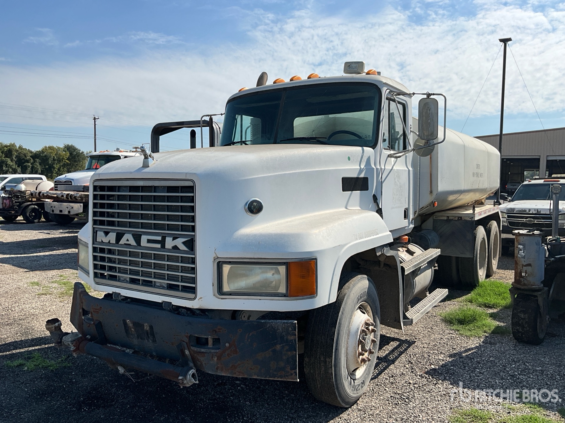 Photo of 2001 Mack CL700