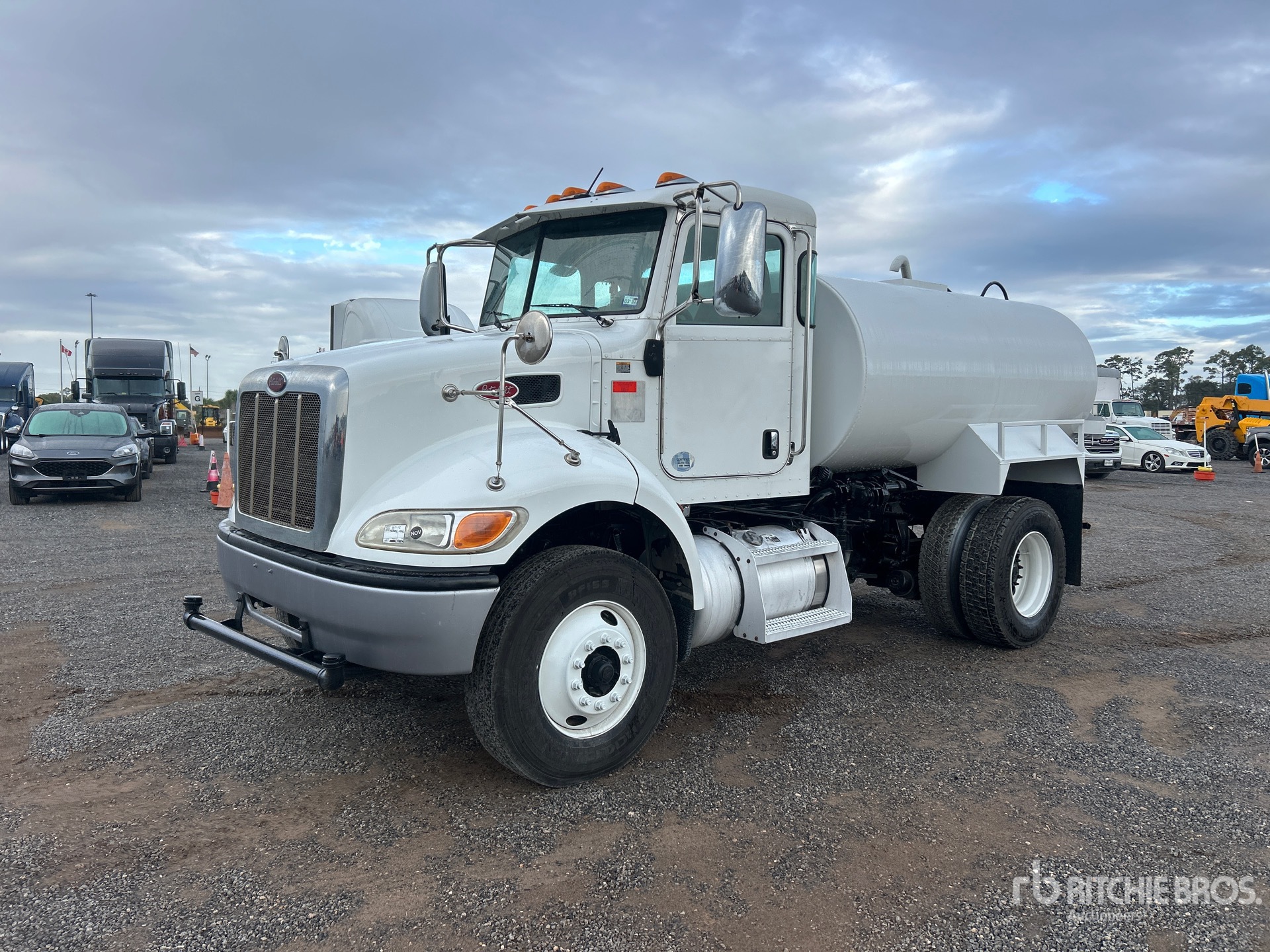 2017 Peterbilt 348