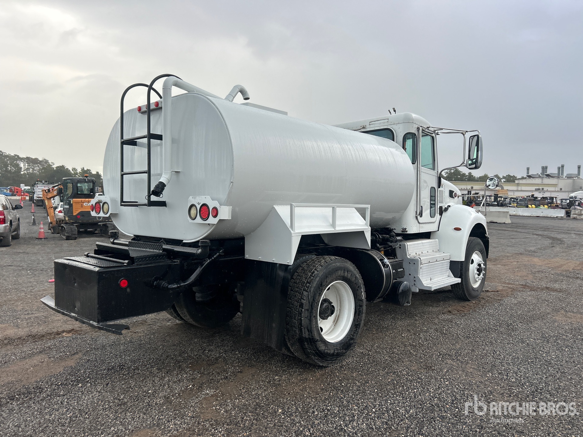 2017 Peterbilt 348