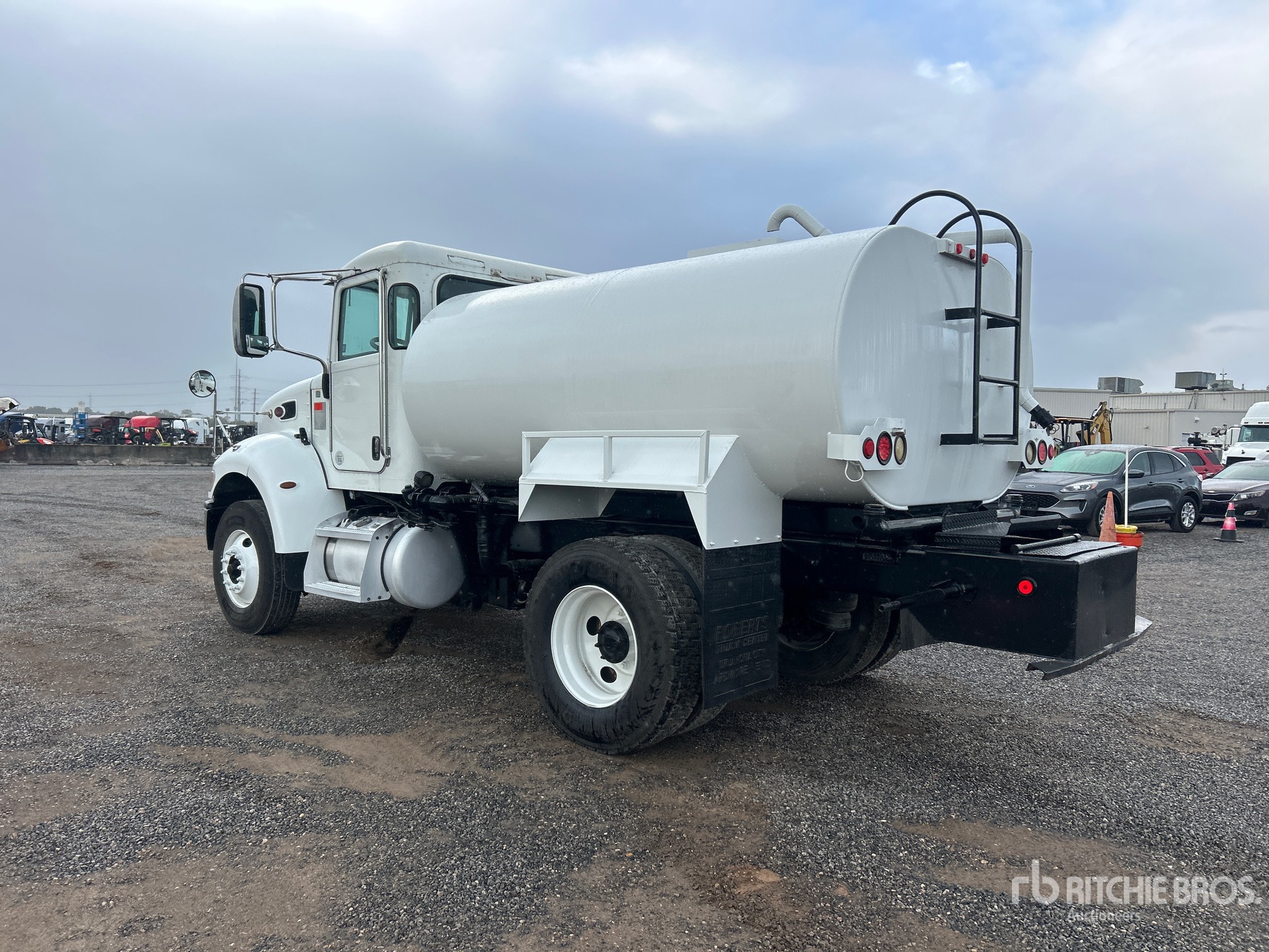 2017 Peterbilt 348