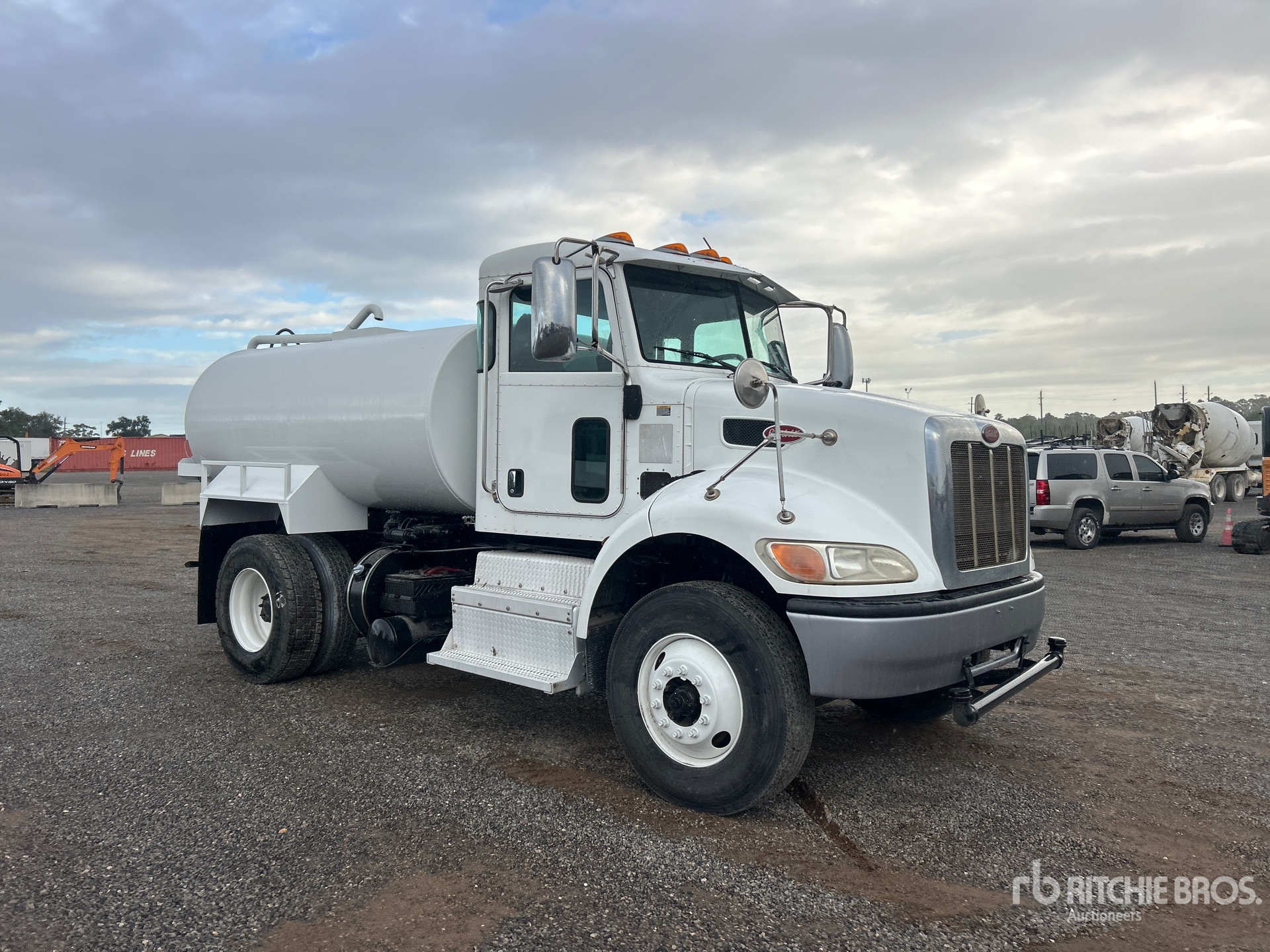 2017 Peterbilt 348