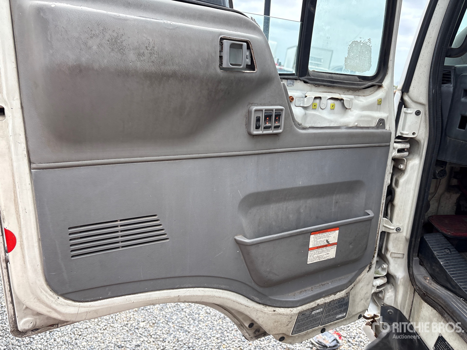 2004 Hino FE2620