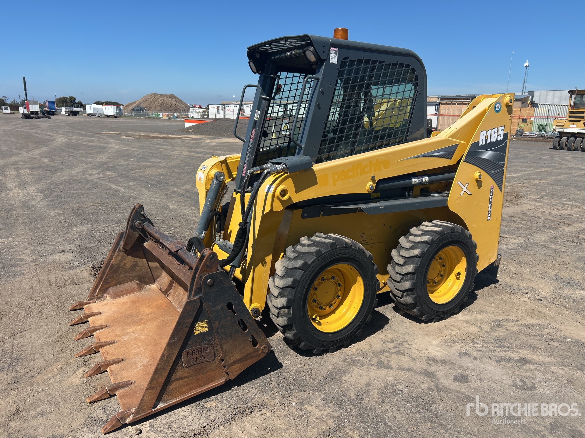 Photo of 2018 Gehl R165