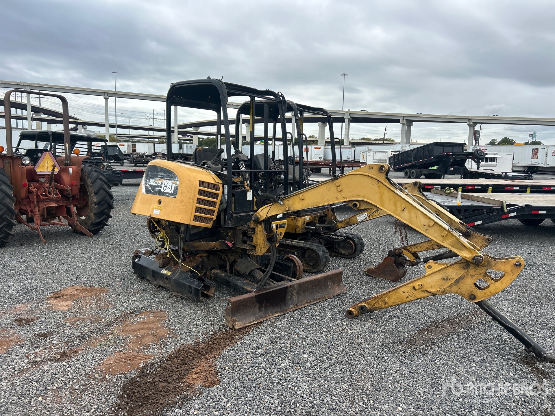 Caterpillar QUANTITY OF (2) (INOPERABLE)