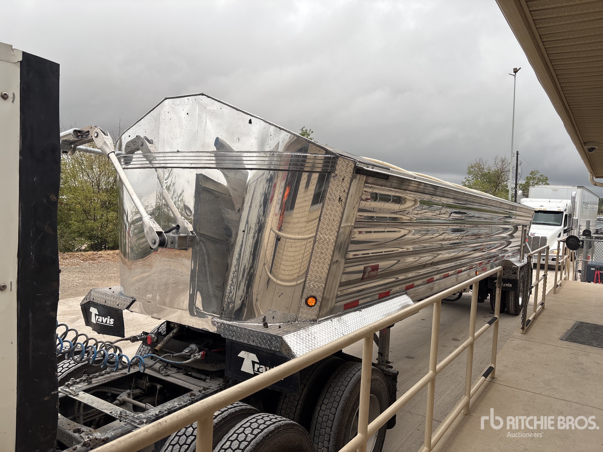 2025 Travis 37 ft 6 in T/A Aluminum Quarter ...