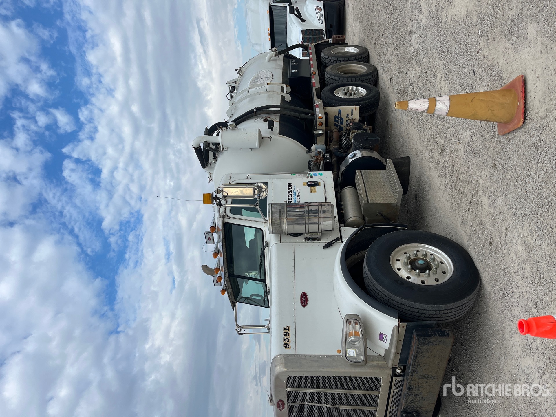 Photo of 2013 Peterbilt 388