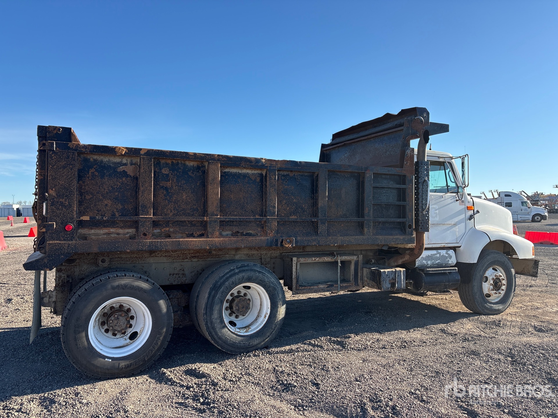 2000 International 2674
