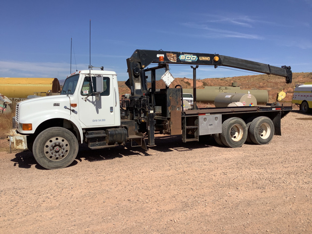 Unic UR 505 A2 Straight Boom on 2000 International 4900 T/A Truck