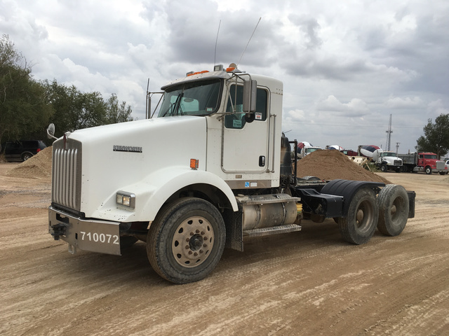 2010 Kenworth T800 T/A Day Cab Truck Tractor 2010 Kenworth T800 T/A Day Cab Truck Tractor
