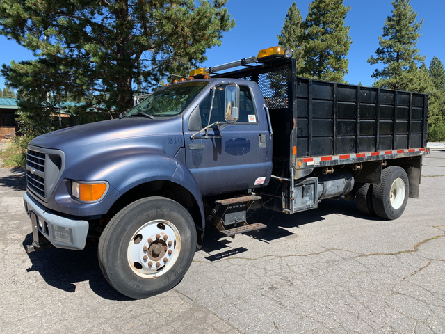 2000 Ford F-750 Super Duty S/A Flatbed Truck