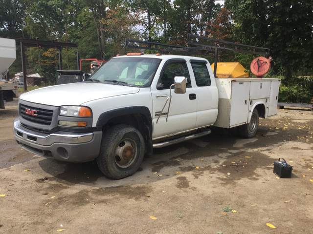 2006 (unverified) GMC Sierra 3500 Utility Truck
