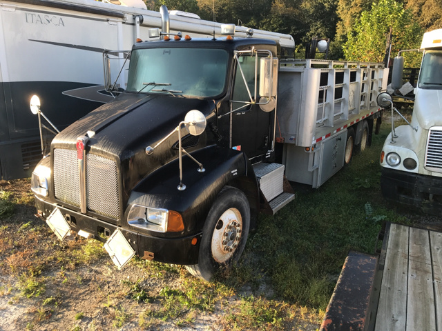 2005 Kenworth T300 T/A Flatbed Truck