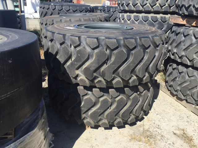 Lot of (4) Michelin 23.5R25 Tires w/ Wheels Lot of (4) Michelin 23.5R25 Tires w/ Wheels