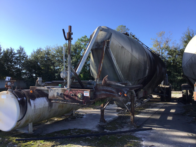 1983 Fruehauf T/A Pneumatic Bulk Trailer
