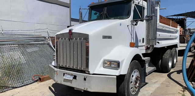 2004 Kenworth T800 T/A Dump Truck 2004 Kenworth T800 T/A Dump Truck