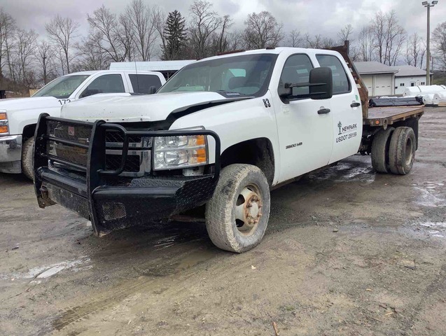2014 (unverified) Chevrolet Silverado 3500HD 4x4 Flatbed Truck