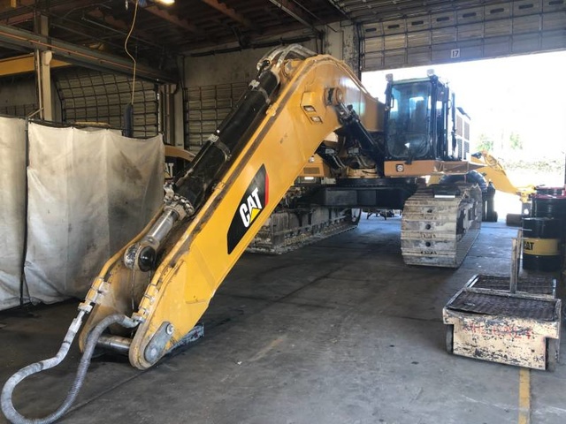2011 Cat 390DL Track Excavator 2011 Cat 390DL Track Excavator