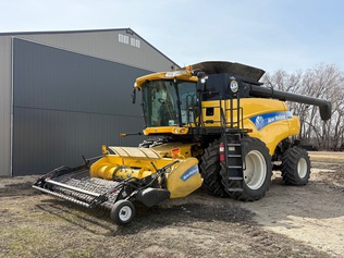 2010 New Holland CR9060 Combine Harvester 2010 New Holland CR9060 Combine Harvester
